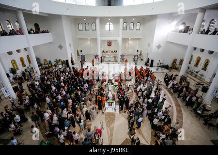 Kiev, Ukraine. Jun, 2017 4. Fidèles ukrainiens dernière paie l'égard de l'ex-chef de l'Eglise grecque-catholique ukrainienne, le Cardinal Lubomyr Husar dans la Cathédrale Patriarcale de la résurrection à Kiev, Ukraine, le 4 juin 2017. Credit : Sergii Kharchenko/Alamy Live News Banque D'Images