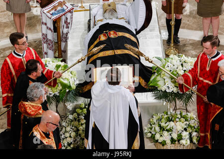 Kiev, Ukraine. Jun, 2017 4e. l'ukrainien fidèles paie dernière l'égard de l'ex-chef de l'église ukrainienne grecque-catholique, le Cardinal Lubomyr Husar dans la cathédrale patriarcale de la résurrection à Kiev, Ukraine, le 4 juin 2017. crédit : sergii kharchenko/Alamy live news Banque D'Images