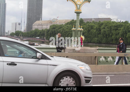 Londres, Royaume-Uni. 5 juin, 2017. Barrières en acier et des blocs de béton ont été installés le long de Westminster Bridge pour déjouer les attaques terroristes potentielles à la lumière des récentes attaques sur le pont de Londres et de Westminster à l'encontre des piétons : Crédit amer ghazzal/Alamy Live News Banque D'Images