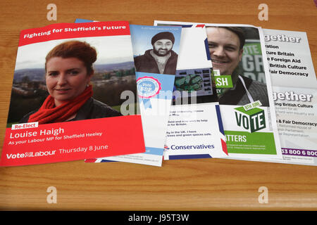 Sheffield, Royaume-Uni. Juin 2017, 5ème. Des dépliants de la campagne électorale pour le compte de divers partis politiques candidats à Sheffield dans la circonscription Heeley, UK. 5 juin, 2017. Élection générale. Credit : Cofiant Images/Alamy Live News Banque D'Images