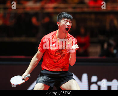 Dusseldorf, Allemagne. 5 juin, 2017. Ma longue de Chine célèbre lors de la finale du simple masculin match contre son compatriote Zhendong ventilateur au monde 2017 Championnats de Tennis de Table à Düsseldorf, Allemagne, le 5 juin 2017. Credit : Shan Yuqi/Xinhua/Alamy Live News Banque D'Images