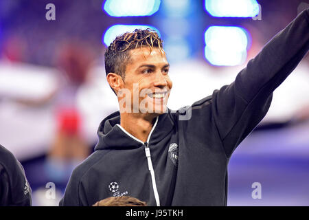 Cardiff, Royaume-Uni. 04 Juin, 2017. Cristiano Ronaldo du Real Madrid vagues aux fans avant la finale de la Ligue des Champions entre la Juventus et le Real Madrid au Stade National du Pays de Galles à Cardiff : Crédit : Phil Rees/Alamy Live News Banque D'Images