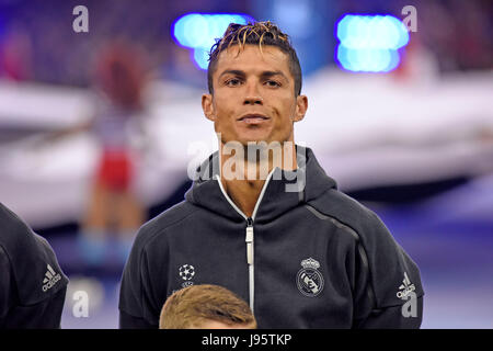 Cardiff, Royaume-Uni. 04 Juin, 2017. Cristiano Ronaldo du Real Madrid s'aligne avant la finale de la Ligue des Champions entre la Juventus et le Real Madrid au Stade National du Pays de Galles à Cardiff : Crédit : Phil Rees/Alamy Live News Banque D'Images