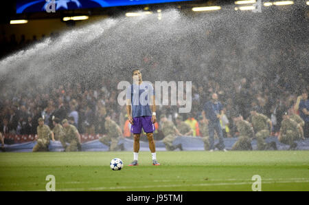 Cardiff, Royaume-Uni. 06Th Juin, 2017. Cristiano Ronaldo du Real Madrid obtient un trempage durant le réchauffage avant la finale de la Ligue des Champions entre la Juventus et le Real Madrid au Stade National du Pays de Galles à Cardiff : Crédit : Phil Rees/Alamy Live News (usage éditorial uniquement) Banque D'Images