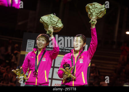 Düsseldorf, Allemagne. 5 juin, 2017. Chen Meng (r) et Zhu Yuling (l, Chine) posent pour une photo après le match de finale du double dames à l'tennis de table championnats du monde à Duesseldorf, Allemagne, 5 juin 2017. Photo : Jonas Güttler/dpa/Alamy Live News Banque D'Images