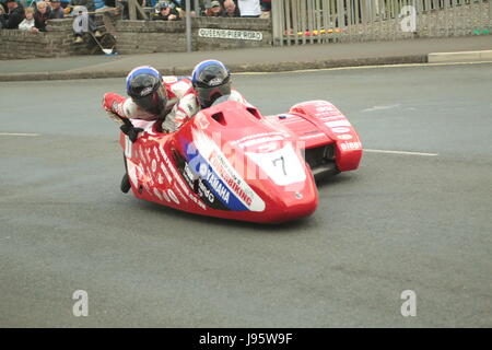 Ramsey, UK. Juin 2017, 5ème. Île de Man TT Races, sûr de side-car la race. Alan fonde et Jake Lowther sur leur side-car Yamaha 600cc de l'équipe de Brian Gray Powerbiking Cruickshanks Corner, Ramsey, Île de Man). Credit : Louisa Jane Bawden/Alamy Live News. Banque D'Images