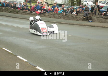 Ramsey, UK. Juin 2017, 5ème. Île de Man TT Races, sûr de side-car la race. 12 Denise Lavallée, Wayne et Mark Sayers sur leur 600cc Honda Ireson du coin de l'équipe de course à Cruickshanks, Ramsey, Île de Man). Credit : Louisa Jane Bawden/Alamy Live News. Banque D'Images