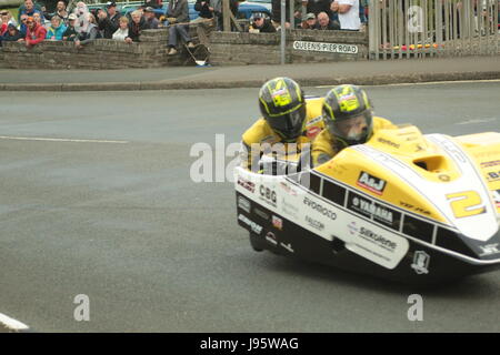 Ramsey, UK. Juin 2017, 5ème. Île de Man TT Races, sûr de side-car la race. Les deux meilleurs concurrents dans l'île de Man TT side-car l'histoire, Dave Molyneux et Dan Sayle à Cruickshanks Corner, Ramsey, Île de Man). Credit : Louisa Jane Bawden/Alamy Live News. Banque D'Images