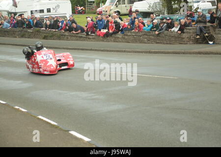 Ramsey, UK. Juin 2017, 5ème. Île de Man TT Races, sûr de side-car la race. Numéro 22 Estelle Leblond et Melanie Farnier sur leur 600cc le Racingside SGR de side-car au coin de l'équipe Cruickshanks, Ramsey, Île de Man). Credit : Louisa Jane Bawden/Alamy Live News. Banque D'Images