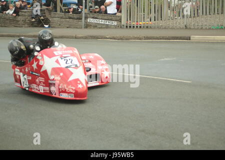 Ramsey, UK. Juin 2017, 5ème. Île de Man TT Races, sûr de side-car la race. Numéro 22 Estelle Leblond et Melanie Farnier sur leur 600cc le Racingside SGR de side-car au coin de l'équipe Cruickshanks, Ramsey, Île de Man). Credit : Louisa Jane Bawden/Alamy Live News. Banque D'Images