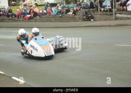 Ramsey, UK. Juin 2017, 5ème. Île de Man TT Races, sûr de side-car la race. Side-car la pratique de qualification, course samedi 3 juin 2017. Side-car séance de qualifications. Numéro 27, Dave Wallis et Scott Hardie sur leur 600cc Suzuki LCR de l'équipe de Amber Valley Petpals Worksop, Royaume-Uni, au coin, Cruickshanks Ramsey, Île de Man). Credit : Louisa Jane Bawden/Alamy Live News. Banque D'Images