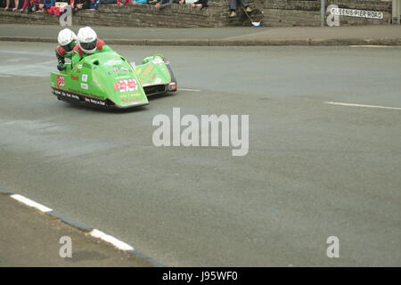 Ramsey, UK. Juin 2017, 5ème. Île de Man TT Races, sûr de side-car la race. Numéro 33 de Kenny Howles et Dave Mahon sur leur 600cc Ireson du Clive : Racing Team au coin Cruickshanks, Ramsey, Île de Man). Credit : Louisa Jane Bawden/Alamy Live News. Banque D'Images