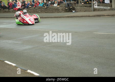 Ramsey, UK. Juin 2017, 5ème. Île de Man TT Races, sûr de side-car la race. Numéro 5 Tim Reeves et Mark Wilkes sur leur 600cc Honda side-car de l'équipe de course Klaffi Cruickshanks Corner, Ramsey, Île de Man). Credit : Louisa Jane Bawden/Alamy Live News. Banque D'Images