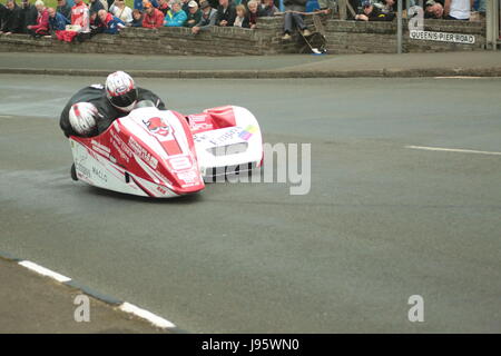 Ramsey, UK. Juin 2017, 5ème. Île de Man TT Races, sûr de side-car la race. Numéro 8 Karl Bennett et Maxime Vasseur sur leur 600cc Suzuki side-car de l'équipe de course de Bennett à Cruickshanks Corner, Ramsey, Île de Man). Credit : Louisa Jane Bawden/Alamy Live News. Banque D'Images