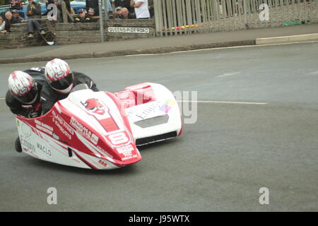 Ramsey, UK. Juin 2017, 5ème. Île de Man TT Races, sûr de side-car la race. Numéro 8 Karl Bennett et Maxime Vasseur sur leur 600cc Suzuki side-car de l'équipe de course de Bennett à Cruickshanks Corner, Ramsey, Île de Man). Credit : Louisa Jane Bawden/Alamy Live News. Banque D'Images