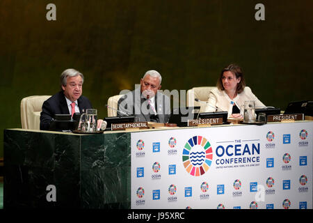 New York, USA. Juin 2017, 5ème. Organisation des Nations Unies. 5 juin, 2017. Le Secrétaire Général des Nations Unies, Antonio Guterres (L) traite de la conférence océanique au siège des Nations Unies à New York, le 5 juin 2017. Des représentants de quelque 85 pays ont participé à la conférence de cinq jours, qui serait axé sur les objectifs énoncés dans l'Agenda 2030 pour le développement durable, adopté par les Nations Unies Les Etats membres en 2015, les organisateurs ont dit. Credit : Muzi Li/Xinhua/Alamy Live News Banque D'Images