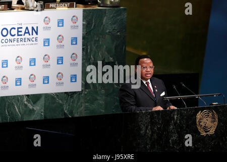 (170605) -- ORGANISATION DES NATIONS UNIES, le 5 juin 2017 (Xinhua) -- Frederick Musiiwa Makamure Shava, Représentant permanent de la République du Zimbabwe à l'ONU et Président du Conseil économique et social, s'adresse à la Conférence de l'océan au siège des Nations Unies à New York, le 5 juin 2017. Des représentants de quelque 85 pays ont participé à la conférence de cinq jours, qui serait axé sur les objectifs énoncés dans l'Agenda 2030 pour le développement durable, adopté par les Nations Unies Les Etats membres en 2015, les organisateurs ont dit. (Xinhua/Muzi Li) Banque D'Images