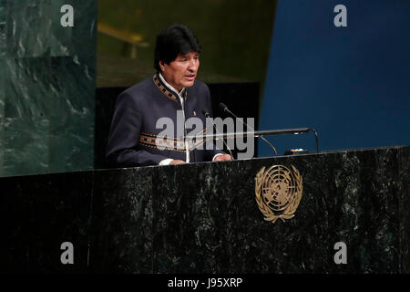 New York, USA. Juin 2017, 5ème. Organisation des Nations Unies. 5 juin, 2017. Le président bolivien Evo Morales aborde la conférence océanique au siège des Nations Unies à New York, le 5 juin 2017. Des représentants de quelque 85 pays ont participé à la conférence de cinq jours, qui serait axé sur les objectifs énoncés dans l'Agenda 2030 pour le développement durable, adopté par les Nations Unies Les Etats membres en 2015, les organisateurs ont dit. Credit : Muzi Li/Xinhua/Alamy Live News Banque D'Images