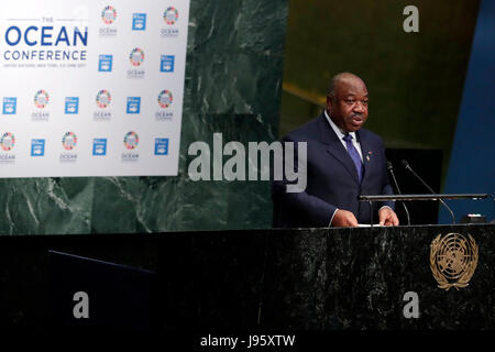 New York, USA. Juin 2017, 5ème. Organisation des Nations Unies. 5 juin, 2017. Le président de la République du Gabon Ali Bongo Ondimba aborde la conférence océanique au siège des Nations Unies à New York, le 5 juin 2017. Des représentants de quelque 85 pays ont participé à la conférence de cinq jours, qui serait axé sur les objectifs énoncés dans l'Agenda 2030 pour le développement durable, adopté par les gouvernements en 2015, les organisateurs ont dit. Credit : Muzi Li/Xinhua/Alamy Live News Banque D'Images