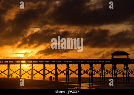 La Caroline du Sud, USA. Juin 2017, 5ème. L'aube sur la plage et jetée de folie sur un ciel nuageux matin 5 juin, 2017 à Folly Beach, Caroline du Sud. Folly Beach est une communauté en dehors de la plage Charleston appellent les gens comme le bord d'Amérique. Credit : Planetpix/Alamy Live News Banque D'Images