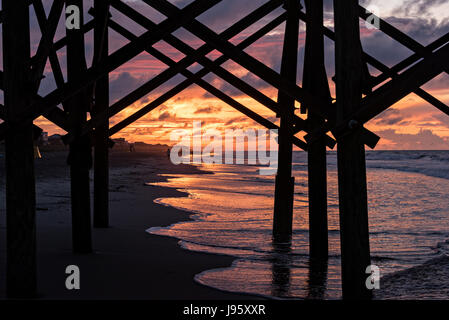 La Caroline du Sud, USA. Juin 2017, 5ème. L'aube sur la plage et jetée de folie sur un ciel nuageux matin 5 juin, 2017 à Folly Beach, Caroline du Sud. Folly Beach est une communauté en dehors de la plage Charleston appellent les gens comme le bord d'Amérique. Credit : Planetpix/Alamy Live News Banque D'Images