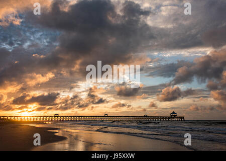 La Caroline du Sud, USA. Juin 2017, 5ème. L'aube sur la plage et jetée de folie sur un ciel nuageux matin 5 juin, 2017 à Folly Beach, Caroline du Sud. Folly Beach est une communauté en dehors de la plage Charleston appellent les gens comme le bord d'Amérique. Credit : Planetpix/Alamy Live News Banque D'Images