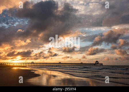 La Caroline du Sud, USA. Juin 2017, 5ème. L'aube sur la plage et jetée de folie sur un ciel nuageux matin 5 juin, 2017 à Folly Beach, Caroline du Sud. Folly Beach est une communauté en dehors de la plage Charleston appellent les gens comme le bord d'Amérique. Credit : Planetpix/Alamy Live News Banque D'Images