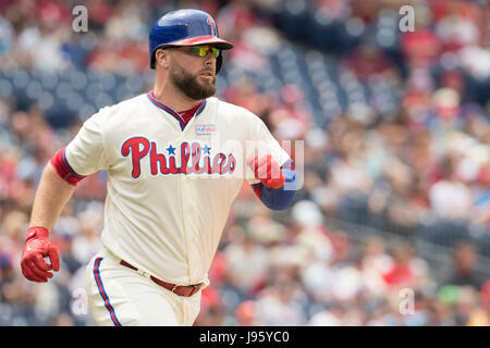Philadelphie, Pennsylvanie, USA. 4 juin, 2017. Philadelphia Phillies catcher Cameron Rupp (29) s'exécute à la première base au cours de la MLB match entre les Giants de San Francisco et les Phillies de Philadelphie à la Citizens Bank Park de Philadelphie, Pennsylvanie. Les Phillies de Philadelphie ont remporté 9-7. Christopher Szagola/CSM/Alamy Live News Banque D'Images