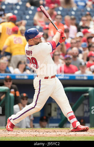 Philadelphie, Pennsylvanie, USA. 4 juin, 2017. Philadelphia Phillies catcher Cameron Rupp (29) en action au cours de la MLB match entre les Giants de San Francisco et les Phillies de Philadelphie à la Citizens Bank Park de Philadelphie, Pennsylvanie. Les Phillies de Philadelphie ont remporté 9-7. Christopher Szagola/CSM/Alamy Live News Banque D'Images