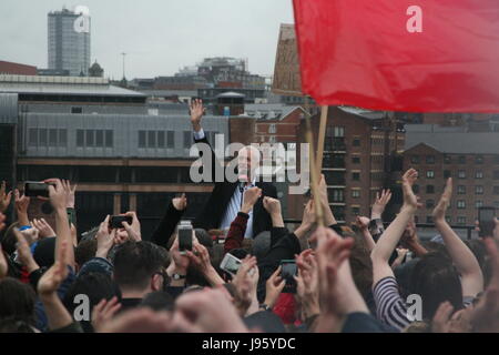 Gateshead, Royaume-Uni. 5 juin, 2017. Leader du travail à Jeremy Corbyn parle des milliers de partisans à UK rassemblement électoral Performance Sage Gateshead, carrés, UK Crédit : David Whinham/Alamy Live News Banque D'Images