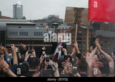 Gateshead, Royaume-Uni. 5 juin, 2017. Leader du travail à Jeremy Corbyn parle des milliers de partisans à UK rassemblement électoral Performance Sage Gateshead, carrés, UK Crédit : David Whinham/Alamy Live News Banque D'Images