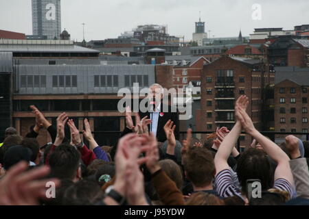 Gateshead, Royaume-Uni. 5 juin, 2017. Leader du travail à Jeremy Corbyn parle des milliers de partisans à UK rassemblement électoral Performance Sage Gateshead, carrés, UK Crédit : David Whinham/Alamy Live News Banque D'Images