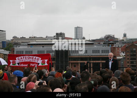 Gateshead, Royaume-Uni. 5 juin, 2017. Leader du travail à Jeremy Corbyn parle des milliers de partisans à UK rassemblement électoral Performance Sage Gateshead, carrés, UK Crédit : David Whinham/Alamy Live News Banque D'Images