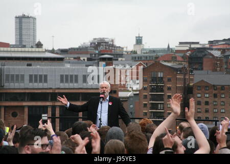 Gateshead, Royaume-Uni. 5 juin, 2017. Leader du travail à Jeremy Corbyn parle des milliers de partisans à UK rassemblement électoral Performance Sage Gateshead, carrés, UK Crédit : David Whinham/Alamy Live News Banque D'Images