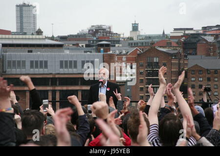 Gateshead, Royaume-Uni. 5 juin, 2017. Leader du travail à Jeremy Corbyn parle des milliers de partisans à UK rassemblement électoral Performance Sage Gateshead, carrés, UK Crédit : David Whinham/Alamy Live News Banque D'Images