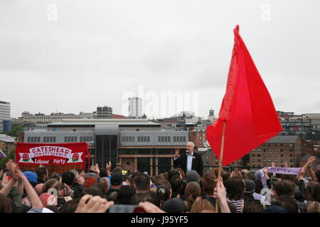 Gateshead, Royaume-Uni. 5 juin, 2017. Leader du travail à Jeremy Corbyn parle des milliers de partisans dans la pluie au meeting électoral britannique Place Performance sage, Gateshead, Royaume-Uni Crédit : David Whinham/Alamy Live News Banque D'Images