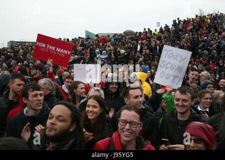 Gateshead, Royaume-Uni. 5 juin, 2017. Leader du travail à Jeremy Corbyn parle des milliers de partisans dans la pluie au meeting électoral britannique Place Performance sage, Gateshead, Royaume-Uni Crédit : David Whinham/Alamy Live News Banque D'Images