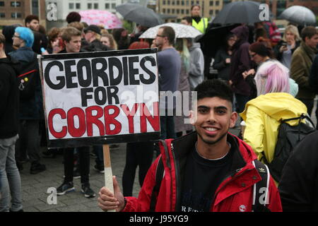 Gateshead, Royaume-Uni. 5 juin, 2017. Leader du travail à Jeremy Corbyn parle des milliers de partisans dans la pluie au meeting électoral britannique Place Performance sage, Gateshead, Royaume-Uni Crédit : David Whinham/Alamy Live News Banque D'Images