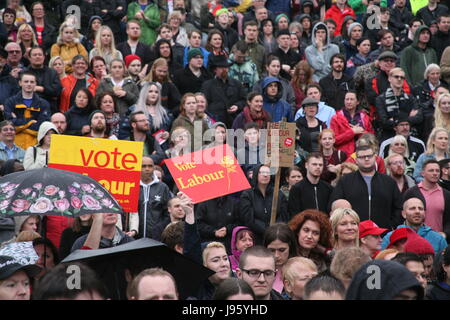 Gateshead, Royaume-Uni. 5 juin, 2017. Leader du travail à Jeremy Corbyn parle des milliers de partisans dans la pluie au meeting électoral britannique Place Performance sage, Gateshead, Royaume-Uni Crédit : David Whinham/Alamy Live News Banque D'Images