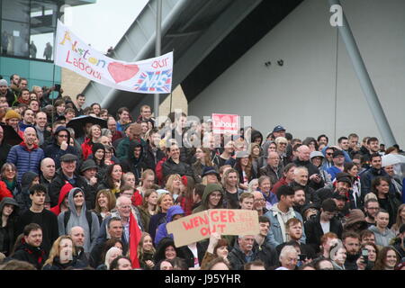 Gateshead, Royaume-Uni. 5 juin, 2017. Leader du travail à Jeremy Corbyn parle des milliers de partisans dans la pluie au meeting électoral britannique Place Performance sage, Gateshead, Royaume-Uni Crédit : David Whinham/Alamy Live News Banque D'Images