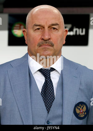 Budapest, Hongrie. Le 05 juin, 2017. BUDAPEST, HONGRIE - 5 juin : Stanislav Cherchesov entraîneur-chef de la Russie attend que le kick-off avant le match amical entre la Hongrie et la Russie à Groupama Arena le 5 juin 2017 à Budapest, Hongrie. Credit : Laszlo Szirtesi/Alamy Live News Banque D'Images