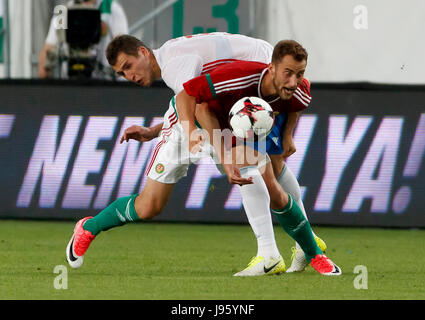 Budapest, Hongrie. Le 05 juin, 2017. BUDAPEST, HONGRIE - 5 juin : Viktor Vasin (L) de la Russie fautes Marton Eppel a (R) de la Hongrie au cours du match amical entre la Hongrie et la Russie à Groupama Arena le 5 juin 2017 à Budapest, Hongrie. Credit : Laszlo Szirtesi/Alamy Live News Banque D'Images