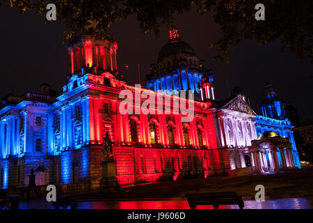 Belfast, Irlande du Nord. Le 05 juin, 2017. 5 juin 2017. Belfast City Hall allumé en rouge, blanc et bleu à la mémoire des victimes des attaques terroristes de Londres : Crédit Bonzo/Alamy Live News Banque D'Images