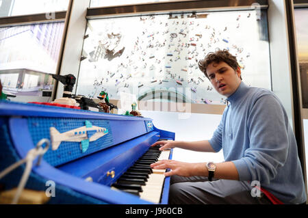 (170605) -- NEW YORK, 5 juin 2017 (Xinhua) -- Daniel Gillen, un handicap visuel amateur, joue du piano lors de l'inauguration de chanter pour l'espoir Pianos à New York, États-Unis, le 5 juin 2017. Chanter pour l'espoir des pianos, un rapport public annuel arts project à New York, a donné le coup d'ici lundi. Du 5 juin au 25 juin, comme une célébration de l'œuvre pour chanter l'espérance ne dans les collectivités à l'année, 60 chanter pour l'espoir Pianos seront placés dans les parcs et les espaces publics dans des endroits de trafic dans les cinq quartiers à New York pour tout le monde à jouer. Après l'installation publique conclut le 25 juin Banque D'Images