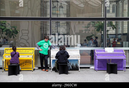 (170605) -- NEW YORK, 5 juin 2017 (Xinhua) -- Les participants jouent les pianos au cours de l'ouverture de l'événement pour chanter l'espoir Pianos à New York, États-Unis, le 5 juin 2017. Chanter pour l'espoir des pianos, un rapport public annuel arts project à New York, a donné le coup d'ici lundi. Du 5 juin au 25 juin, comme une célébration de l'œuvre pour chanter l'espérance ne dans les collectivités à l'année, 60 chanter pour l'espoir Pianos seront placés dans les parcs et les espaces publics dans des endroits de trafic dans les cinq quartiers à New York pour tout le monde à jouer. Après l'installation publique conclut le 25 juin 2017, 50 de la chanter pour l'espoir Pia Banque D'Images