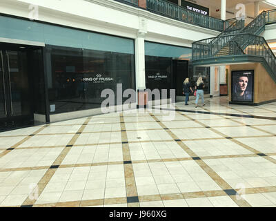 New York, USA. Le 05 juin, 2017. Shoppers à pied par un bebe store dans le centre commercial King of Prussia Crédit : Don Mennig/Alamy Live News Banque D'Images