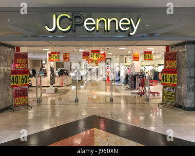 New York, USA. Le 05 juin, 2017. Chercher des acheteurs affaires au JC Penney emplacement de vente au détail dans le King of Prussia Mall Crédit : Don Mennig/Alamy Live News Banque D'Images