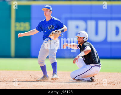 25 mai 2017 -- Stephen F. Austin outfielder Zach Michener (10) vole 2e base, tandis que la Nouvelle Orléans joueur Darren Willis (8) attend pour le jet de la Nouvelle Orléans catcher John câble (16) au cours du jeu régulier dans le tournoi de baseball NCAA Conférence Southland entre New Orleans et Stephen F Austin de Constellation Field à Sugar Land, TX. Image Crédit : Maria Lysaker/Cal Sport Media Banque D'Images