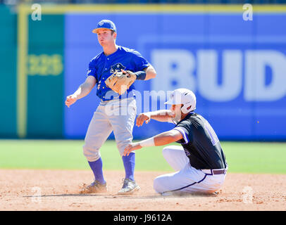 25 mai 2017 -- Stephen F. Austin outfielder Zach Michener (10) vole 2e base, tandis que la Nouvelle Orléans joueur Darren Willis (8) attend pour le jet de la Nouvelle Orléans catcher John câble (16) au cours du jeu régulier dans le tournoi de baseball NCAA Conférence Southland entre New Orleans et Stephen F Austin de Constellation Field à Sugar Land, TX. Image Crédit : Maria Lysaker/Cal Sport Media Banque D'Images