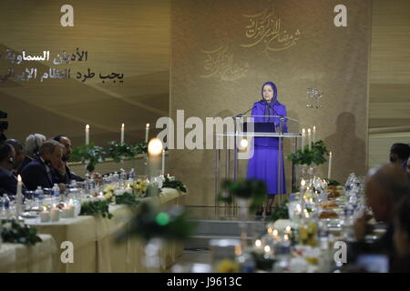 Auvers sur Oise, France 03/06/2017 - La résistance iranienne Maryam Radjavi, Présidente élue de l'invite tous les musulmans à s'unir plus de rejet de la religion obligatoire et résister à la dictature religieuse au pouvoir en Iran le régime comme l'ennemi commun de tous les pays de la région elle parle dans un rassemblement d'Iftar à l'occasion du Ramadan, qui s'est tenue au siège du Conseil national de la résistance iranienne à Auvers-sur-Oise, au nord de Paris le 3 juin 2017. Banque D'Images